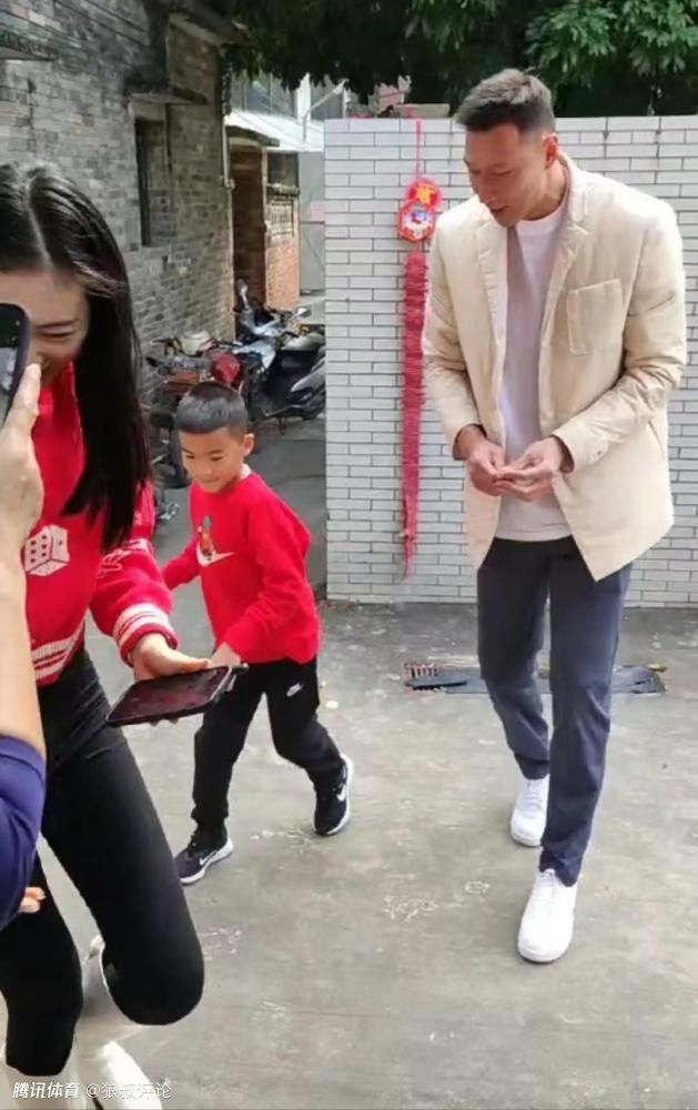 媒体指出，拜仁主帅图赫尔希望在冬窗签下一名后卫，而富安健洋被认为是拜仁考虑的目标之一，但阿森纳希望留下这位25岁的日本球员。